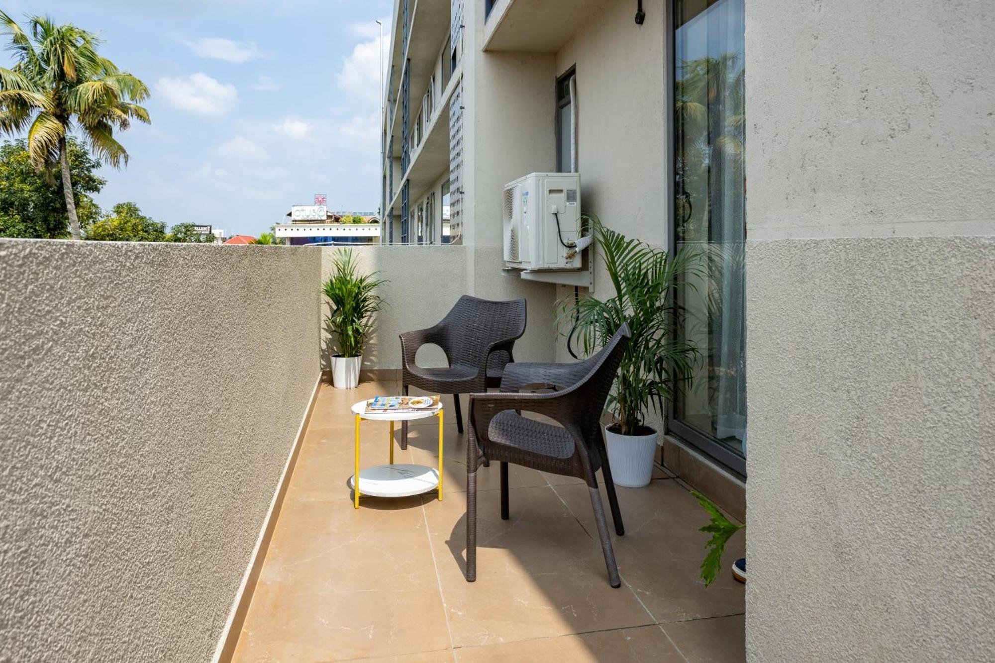 Presidency Airport Hotel Kochi Exterior photo