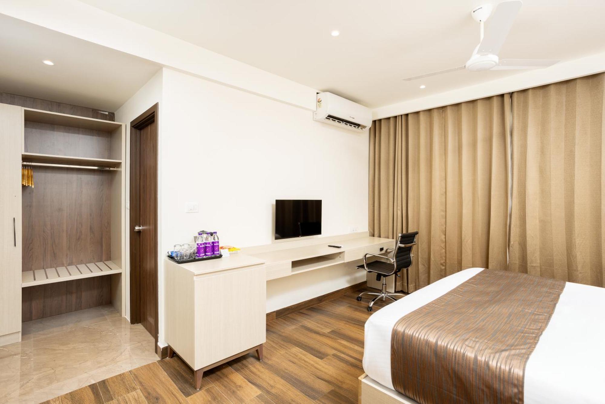 Presidency Airport Hotel Kochi Exterior photo